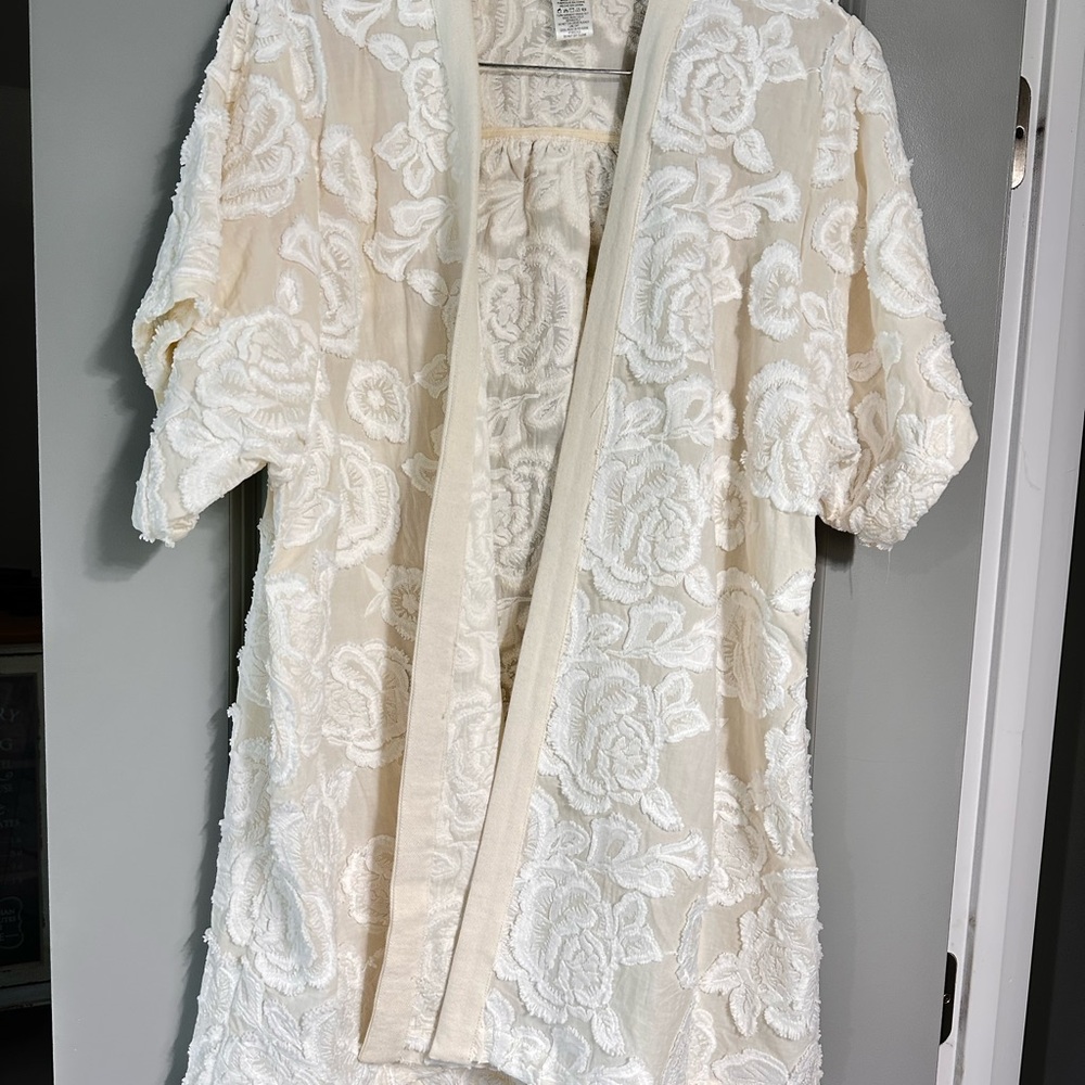 Akemi + kin  Cream Floral Kimono Anthropologie